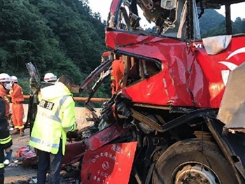 В Китае пассажирский автобус врезался в стену: погибли 36 человек фото