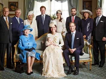 Королева Елизавета II лишила сына Чарльза короны фото