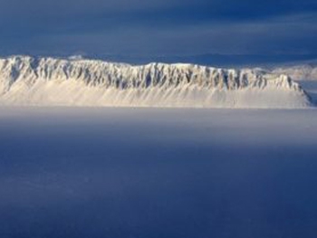 Ученые: Арктический ледник тает быстрее, чем предполагалось фото