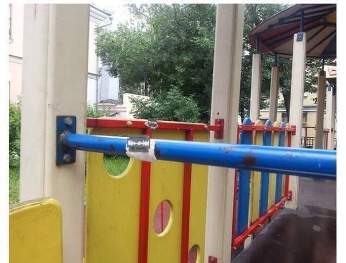 В Одессе неизвестные прикрепили к качелям лезвия: пострадали трое детей. ФОТО фото