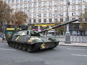 Новые танки на показе бронетехники в центре Киева фото