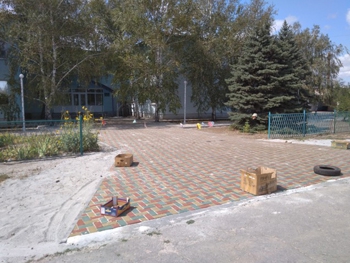 Педагоги рады ремонту, но возмущены варварством автомобилистов фото