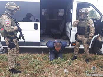 Полицейские задержали убийцу, который в 2016 году убил мужчину на глазах у его ребенка фото