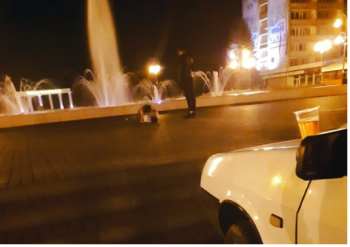 Ночью парочка устроила «полежалки» прямо на центральной площади города. ФОТО фото