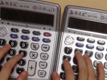 Японец сыграл хит Despacito на калькуляторах  фото