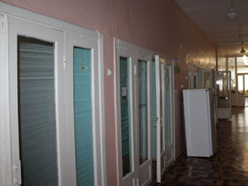 Мать, подозреваемая в жестоком обращении с ребенком, принесла в больницу вшей фото