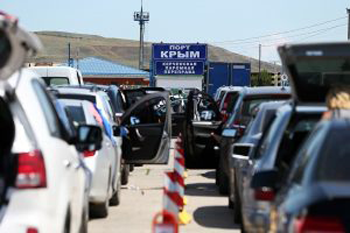 На закрытой Керченской переправе скопилось несколько тысяч машин — СМИ фото