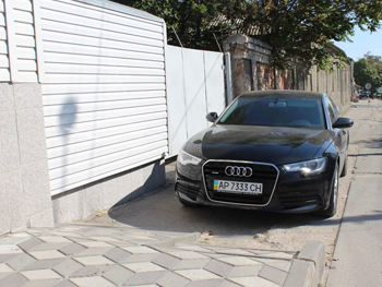 Сюрприз от очередного гения парковки (ФОТОФАКТ) фото