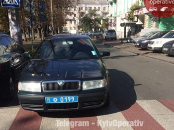 В Киеве водитель полицейской машины стал победителем конкурса Паркуюсь, как жлоб фото