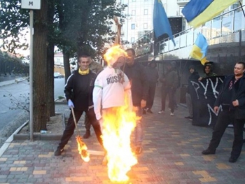 В Одессе повесили и сожгли чучело Путина фото