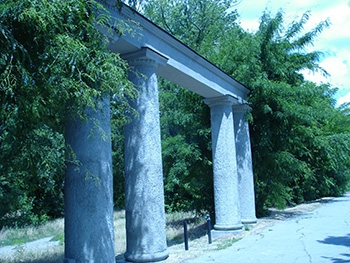 Сквер в центре города снова превращают в свалку. ФОТО фото