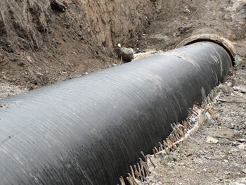 На микрорайоне ремонтируют канализационный коллектор фото