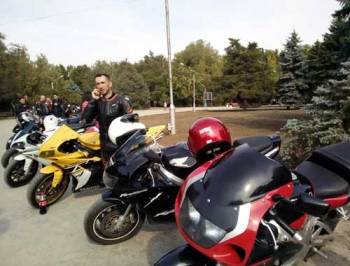 Любители двухколесных собираются в парке фото