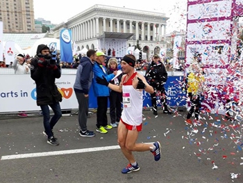 Киевский марафон выиграл спортсмен с Донбасса фото