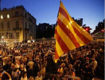 Протесты в Каталонии вспыхнули с новой силой: на улицы вышли сотни тысяч людей фото