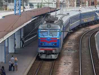 В Запорожье аварийный билборд угрожает железной дороге фото