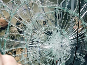 Баррикады из мебели и кирпича: что происходит в Святошинском суде. ФОТО фото