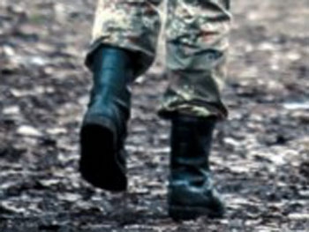 Суд амнистировал снайпера, который два года уклонялся от службы фото