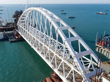 За скандальным мостом в оккупированный Крым будет следить бригада фото