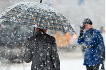 На выходные в Украину придет циклон с ветром, дождями и снегом фото