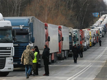 В Украине продолжают брать взятки за пропуск «перегрузов» фото