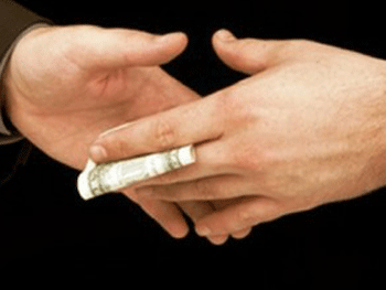 За сдачу экзаменов и защиту курсовых: названы размеры взяток в киевских вузах фото