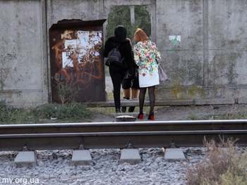 Обещанного три года ждут? Жители авиагородка уже месяц ходят по рельсам фото