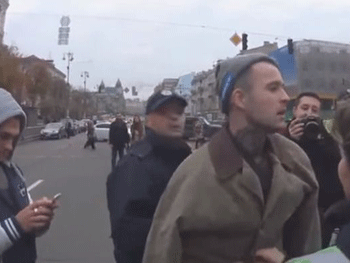 Решил проверить физподготовку полицейских: в Киеве ловили голого мужчину фото