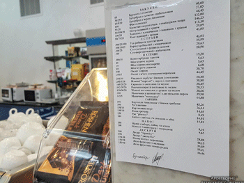 Брускетты с семгой и тигровые креветки: появились свежие фото ценников в столовой Рады фото