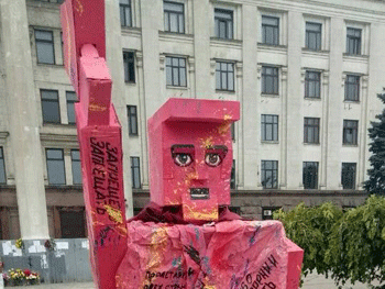 В Одессе ночью установили странный памятник к 100-летию октябрьского переворота фото