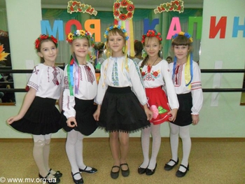 Малышей учили гордиться тем, что они украинцы фото