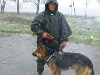 Под Киевом мужчина три дня прожил в лесу из-за агрессивного индюка фото