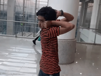 Сеть покоряет мальчик, умеющий смотреть назад фото