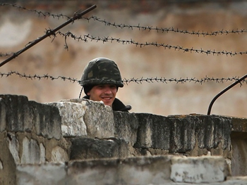 Турчинов: РФ стягивает к границе миротворцев фото