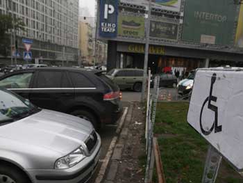 Парковка с особыми потребностями: как в Украине соблюдают новые правила фото