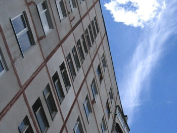 В Киеве девушка выпрыгнула из окна, поскольку ее мать забрала планшет фото