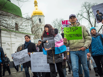 В Киеве устроили марш за права трансгендерных людей, противников обыскала полиция. ФОТО фото