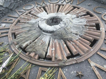 В Киеве снова залили бетоном Вечный огонь фото