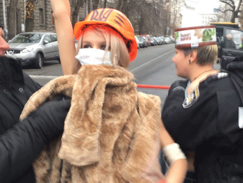 Рошен и Достоинство. Активистки Femen разделись под офисом Порошенко фото