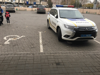 Имеют право, - начальник облполиции прокомментировал парковку правоохранителей на месте для инвалидов фото