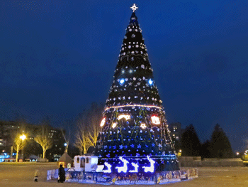 В Запорожье включают новогоднюю иллюминацию, готовят установку елок фото