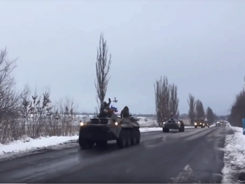 В сети появилось видео, как военная колонна ДНР выехала из Луганска фото