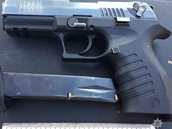 Полиция остановила вооруженного водителя иномарки фото