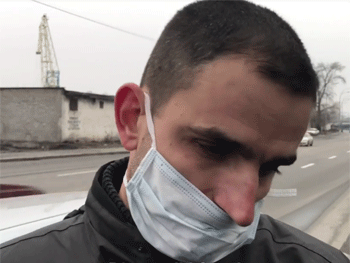 Я Бог, я вас всех задержал. В Киеве возле Ленкузни Порошенко задержали полуголого мужчину в маске фото