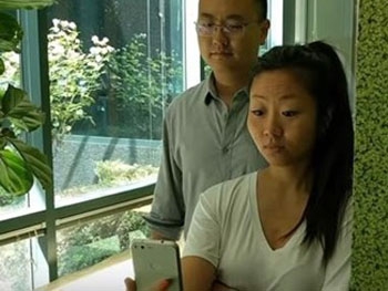 Google научил смартфоны предупреждать, когда в него подглядывают фото