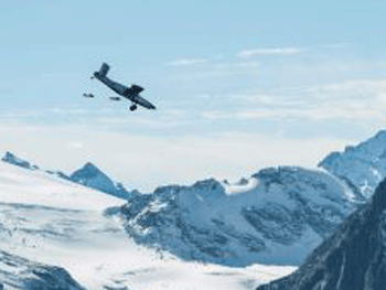 Экстремалы прыгнули с вершины горы и эффектно влетели в самолет (фото, видео) фото