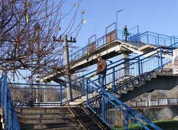 Первый гололед показал качество ремонта моста в авиагородке фото