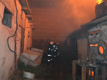 В Одессе ночью три часа тушили склад с бытовой химией фото