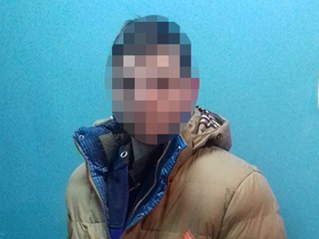 Подросток вырвал у женщины сумку с деньгами на улице фото