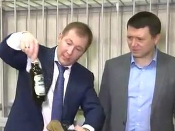 Дело Майдана: адвокат Януковича притащил в зал суда биты и коктейли Молотова фото